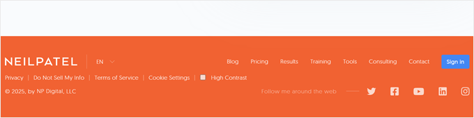Die Fußzeile von Neil Patel hält es einfach, indem sie das Hauptnavigationsmenü der Website widerspiegelt