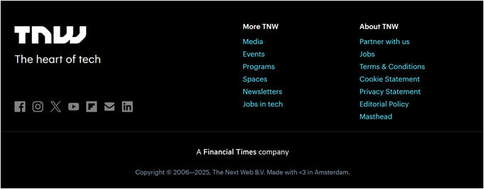 The Next Web verwendet einen kontrastreichen Footer, der hervorsticht, zusammen mit einem Social-Proof-Bereich mit Logos bekannter Marken.