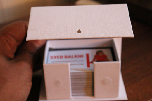 Otworzone pudełko na karty Moo