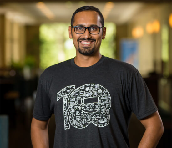 Syed bär WPBeginner T-shirt