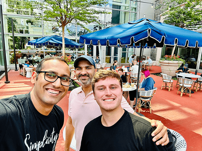 Syed Balkhi med Ryan och Gautam från Seahawk Media