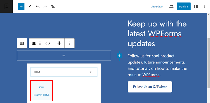 Seleccionando el bloque de HTML Personalizado en el editor de bloques Seleccionando el bloque de HTML Personalizado en el editor de bloques