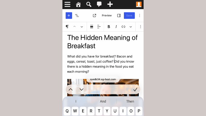 Editarea unei postări în vizualizarea browserului mobil al editorului de blocuri, cu bara de instrumente și tastatura ocupând cea mai mare parte a ecranului